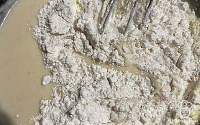 Добавляем муку и снова тщательно перемешиваем.