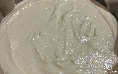 Получается густое и плотное тесто. Выкладываем его в форму и запекаем 30 минут при 180 градусах.