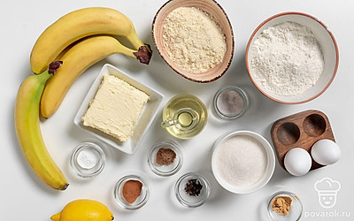 Помойте куриные яйца и лимон. Помойте и почистите бананы. Просейте муку. Если у вас гвоздика бутонами, то измельчите ее блендером или кофемолкой. Достаньте сливочное масло из холодильника заранее, чтобы оно стало мягким. Подготовьте миксер и форму для запекания.