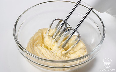 Взбейте сливочное масло с сахаром при помощи миксера примерно 30 секунд.