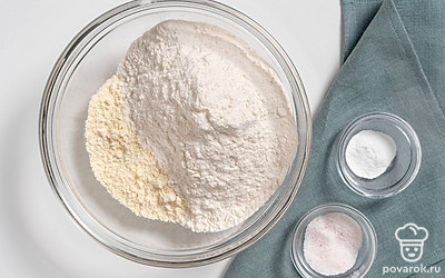 Смешайте в миске пшеничную и кукурузную муку, соль и разрыхлитель.