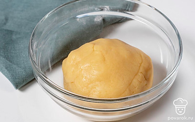 Соедините в одной миске мучную смесь с масляной. Хорошо перемешайте. Добавьте куриные яйца, замесите однородное тесто.