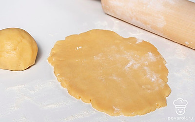 Разделите тесто на 2 равные части. Раскатайте обе части в пласты толщиной 0,5-1 см.