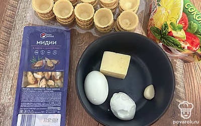 Подготовьте все ингредиенты. Яйца заранее отварите.