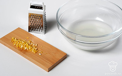 Снимите цедру с лимона при помощи мелкой терки или специального приспособления. Выжмите сок из лимона.