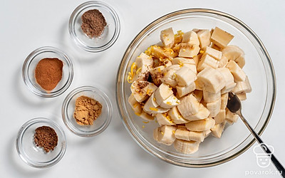 Нарежьте бананы кубиками. Полейте лимонным соком. Добавьте корицу, мускатный орех, гвоздику, лимонную цедру и молотый имбирь. Хорошо перемешайте.