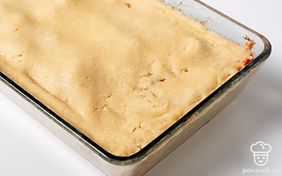 Выложите начинку в готовую основу для пирога. Накройте вторым пластом теста. Прижмите края. Выпекайте еще 1 час.