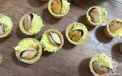 Выложите мидии в тарталетки.