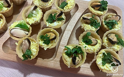 Украсьте мелко нарезанной зеленью.