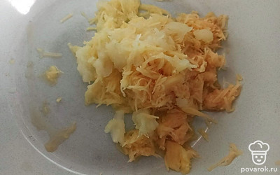 Картошку и лук натрите на мелкой терке.