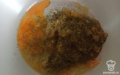 Вбейте яйцо, добавьте сушеный укроп и соль, перемешайте.