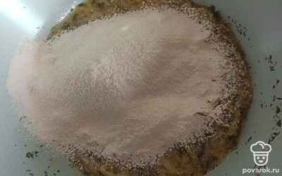 Просейте муку, перемешайте. Получится густая масса, которая будет немного приставать к рукам.