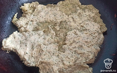 Сковороду разогрейте, добавьте подсолнечное масло. Выложите массу и обжарьте до золотистого цвета с двух сторон (по 7-10 минут).