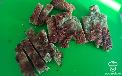 Выложите блюдо на доску и нарежьте брусочками.