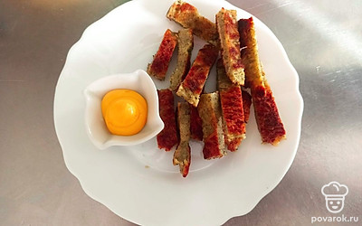 Подавайте порционно с сырным соусом.