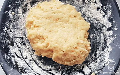 Размягчаем масло, добавляем сахар (80 граммов), яйцо (1 штука), муку и разрыхлитель. Замешиваем тесто.