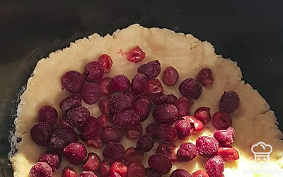 Раскатываем тесто и перекладываем в форму. Выкладываем вишню. 