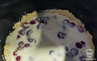 Яйца (2 штуки), сметану и сахар (80 граммов) смешиваем и выливаем на вишню.