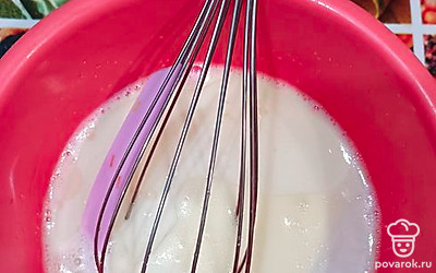 Влить молоко.