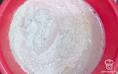 Добавить муку и хорошо размешать. Должна получиться консистенция сметаны.