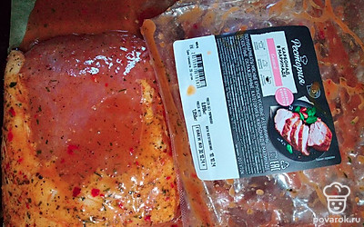 Запеките в духовке готовый карбонад со специями при температуре 180 градусов. Томите до готовности 20 минут.