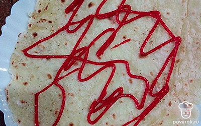 Лаваш тонкий смажьте томатной пастой.