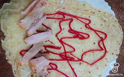 Нарежьте карбонад, выложите на лаваш. 