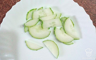 Нарежьте огурцы.