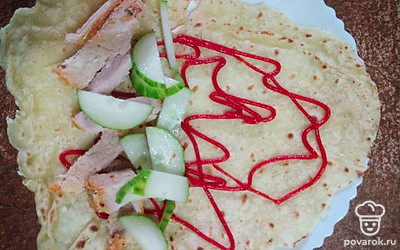 Выложите на лаваш.