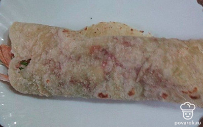 Сверните лаваш рулетом.