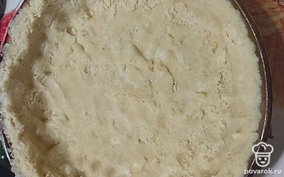 В смазанную маслом форму выложить тесто, поднимая бортики.