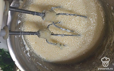 Взбить сметану с 3 яйцами, 100 граммами сахара и ванилином.