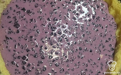 Добавить чернику и вылить в приготовленную форму.