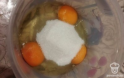 Яйца взбиваем с сахаром.