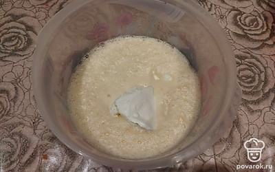 Добавляем творожный сыр и подсолнечное масло. Все перемешиваем.