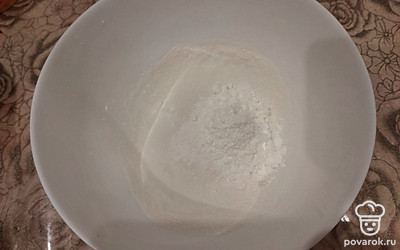 Вводим муку, кукурузный крахмал, соль и разрыхлитель.