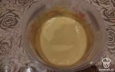 Перемешиваем мучную смесь с яичной, получаем жидкое тесто.