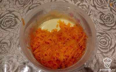Добавляем к жидкому тесту измельченную на крупной терке тыкву.