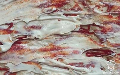 Дрожжевое тесто раскатать, смазать кетчупом и майонезом. 