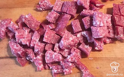 Нарезать колбасу. 