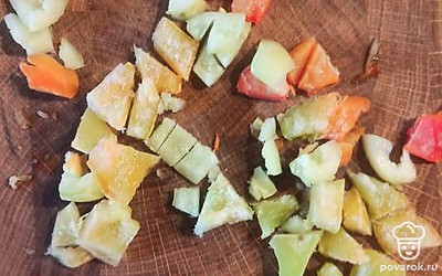 Нашинковать болгарский перец.