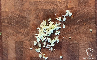 Измельчить чеснок.