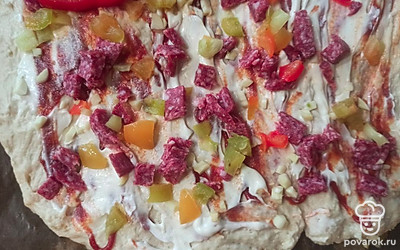 Сделать начинку, смешав все ингредиенты и выложить на тесто. 