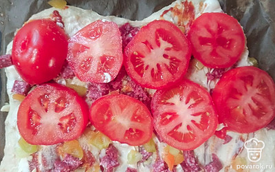 Сверху разложить помидоры.