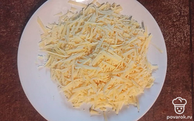 Запечь в духовке до готовности теста. Посыпать тертым сыром.