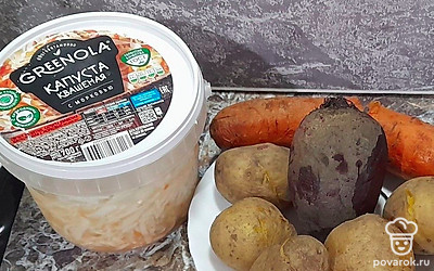 Отварите в мундире картошку, морковь и свеклу. Отварите фасоль.