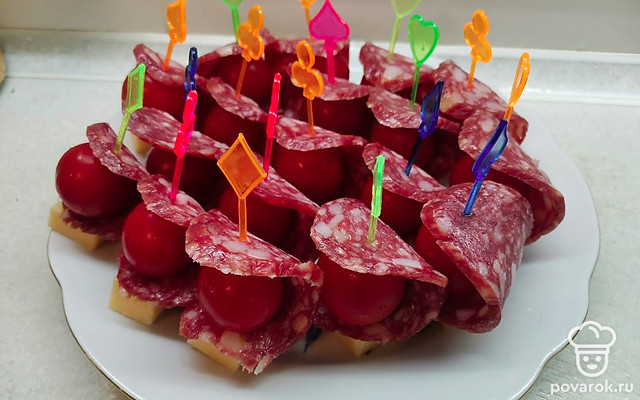 Канапе с колбасой, сыром и чери — Рецепт с фото