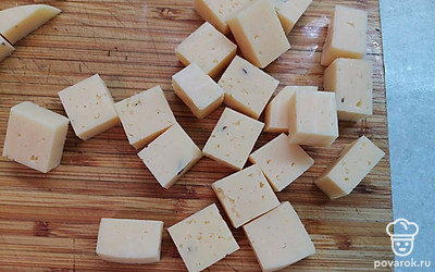 Сыр нарежьте прямоугольниками (примерно 1х1,5 сантиметра). Колбасу нарежьте тонкими овальными кусочками. 