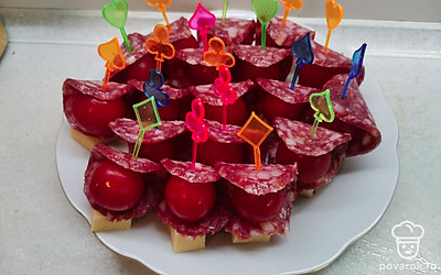 Соберите канапе. 