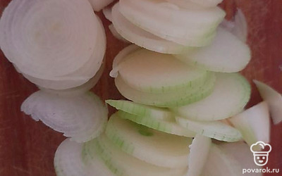Берем 2 крупные луковицы лука-шалот, нарезаем полукольцами.